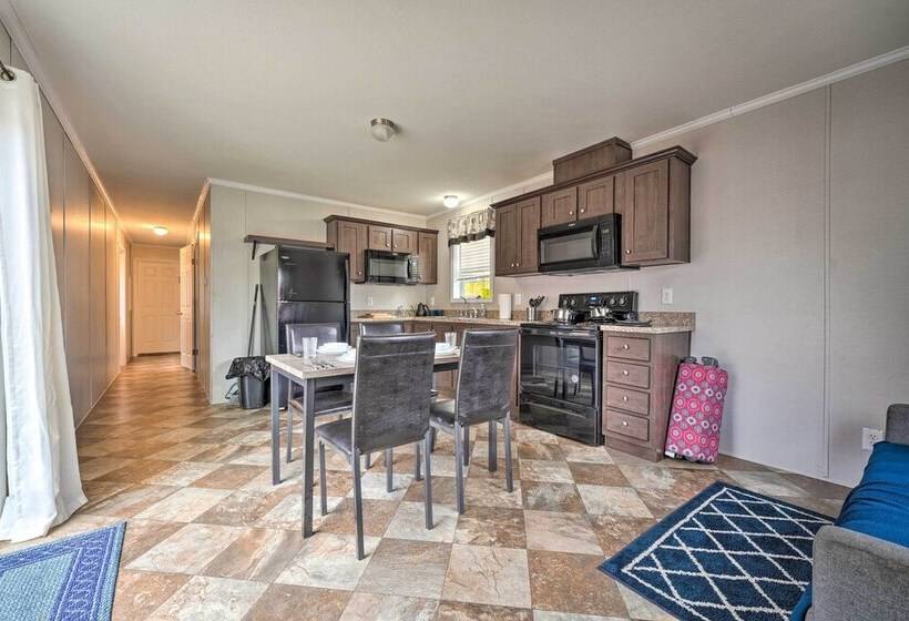 Cozy Cabin: Community Pool & Lakefront Beach!