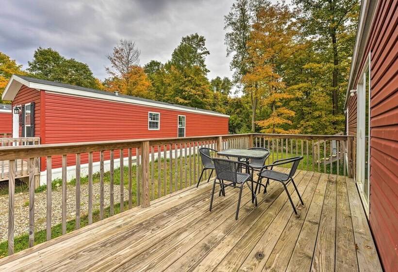 Cozy Cabin: Community Pool & Lakefront Beach!