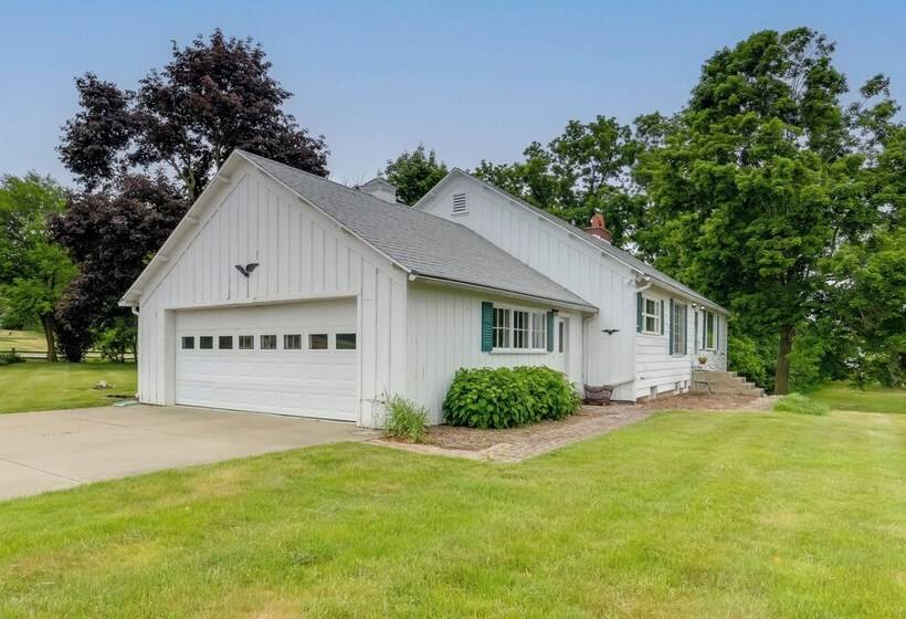 Cozy Hillsdale Home ~ 1 Mi To Baw Beese Lake!