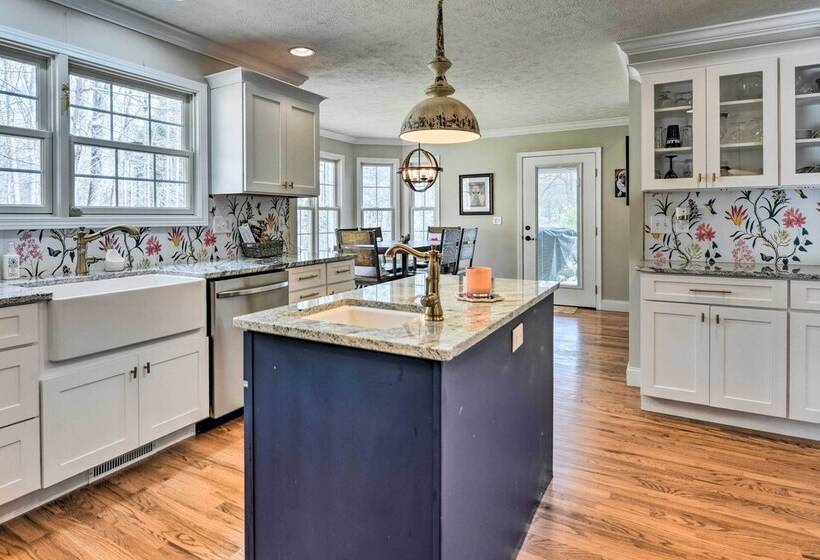 Cozy Home W/ Fire Pit, Near Great Smoky Mountains!