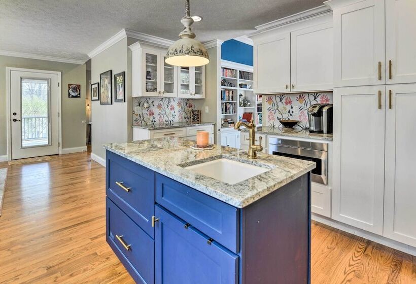 Cozy Home W/ Fire Pit, Near Great Smoky Mountains!