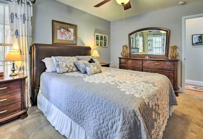 Cozy Home W/ Fire Pit, Near Great Smoky Mountains!