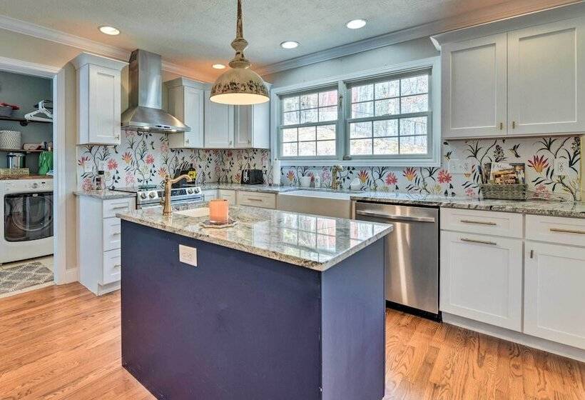 Cozy Home W/ Fire Pit, Near Great Smoky Mountains!