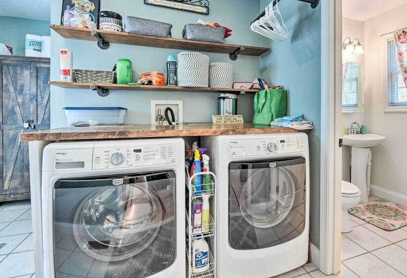 Cozy Home W/ Fire Pit, Near Great Smoky Mountains!