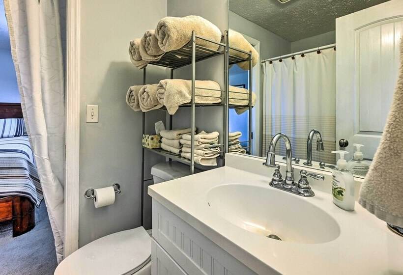 Cozy Lake Chatuge Getaway, Walk To Water!