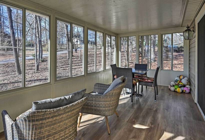 Cozy Lake Chatuge Getaway, Walk To Water!