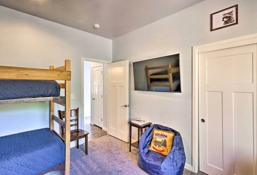 Cozy Lakeside Cabin W/ Hammock, Deck & Grill!