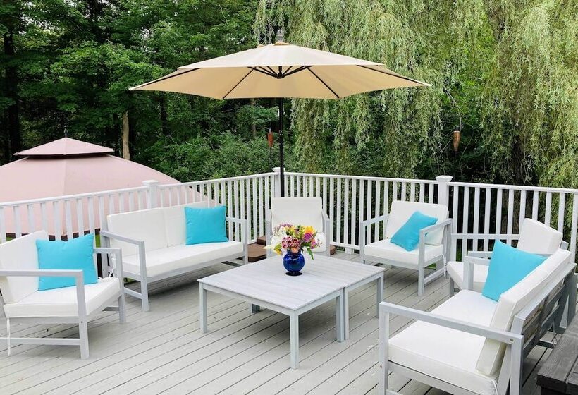 Cozy Litchfield House W/ Fenced In Yard & Fire Pit