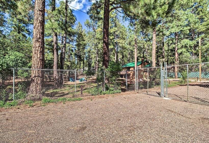 Cozy Pinetop Cabin: Walk To Shops + Dining!