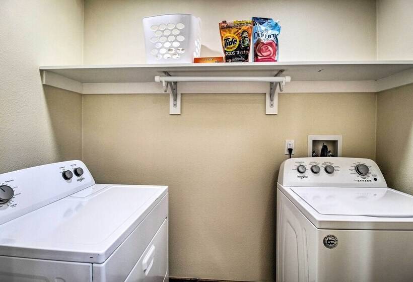 Cozy Pinetop Cabin: Walk To Shops + Dining!