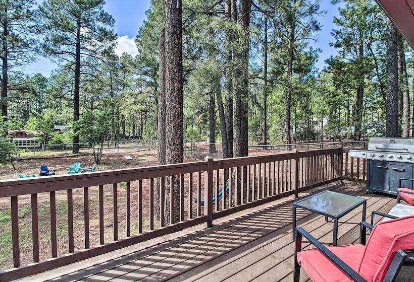 Cozy Pinetop Cabin: Walk To Shops + Dining!