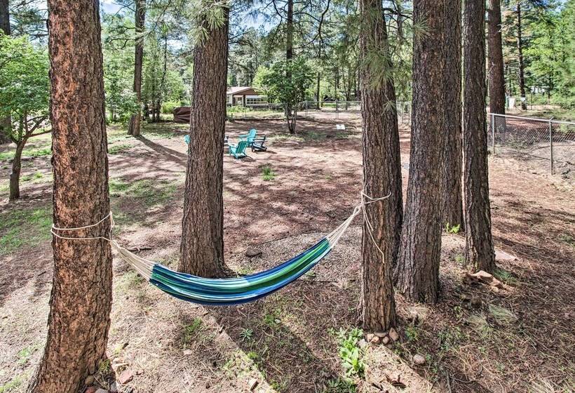 Cozy Pinetop Cabin: Walk To Shops + Dining!