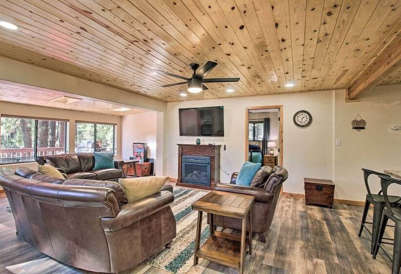 Cozy Pinetop Cabin: Walk To Shops + Dining!