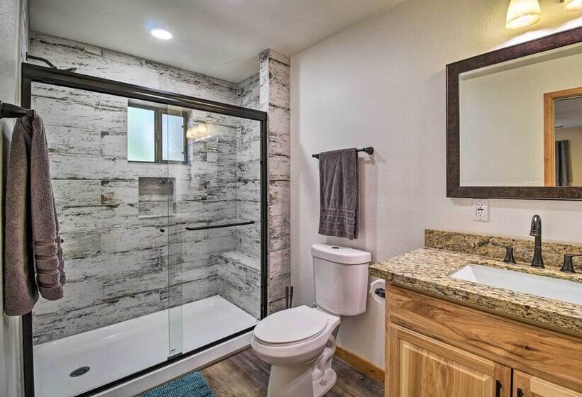 Cozy Pinetop Cabin: Walk To Shops + Dining!