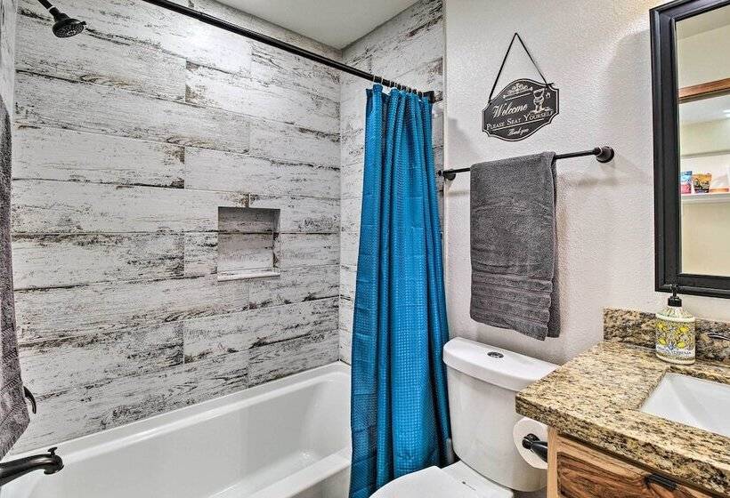 Cozy Pinetop Cabin: Walk To Shops + Dining!