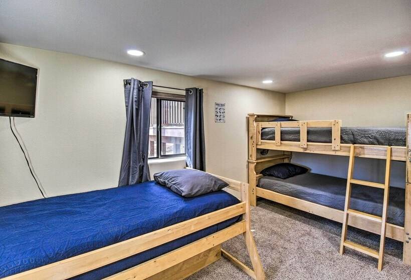 Cozy Pinetop Cabin: Walk To Shops + Dining!