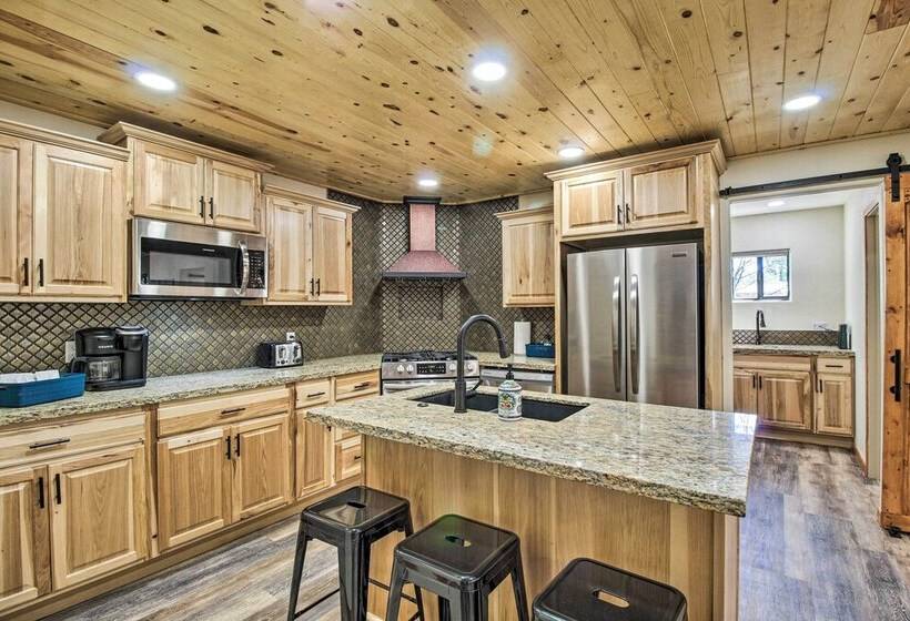 Cozy Pinetop Cabin: Walk To Shops + Dining!