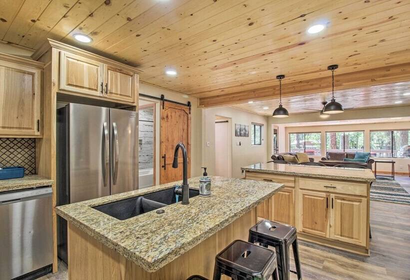 Cozy Pinetop Cabin: Walk To Shops + Dining!