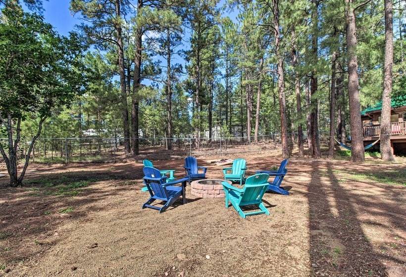 Cozy Pinetop Cabin: Walk To Shops + Dining!