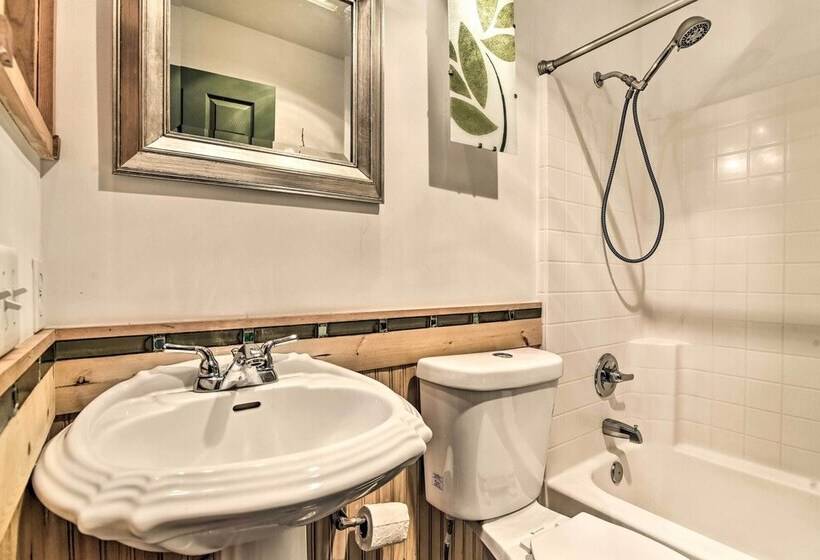 Cozy Rhododendron Cabin: Hike & Ski Nearby!