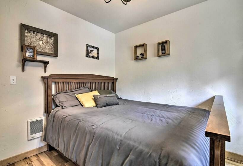 Cozy Rhododendron Cabin: Hike & Ski Nearby!