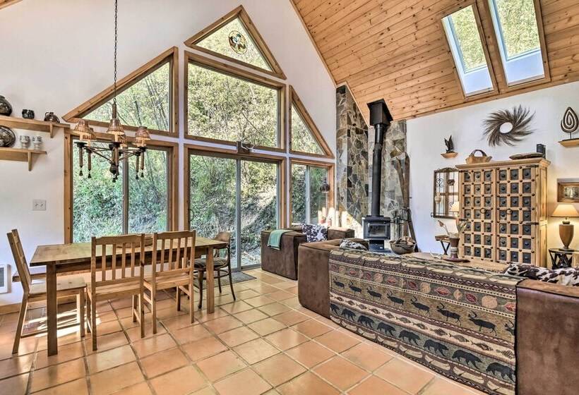 Cozy Rhododendron Cabin: Hike & Ski Nearby!