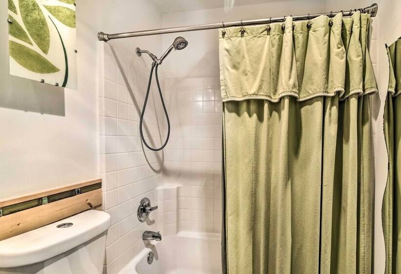 Cozy Rhododendron Cabin: Hike & Ski Nearby!