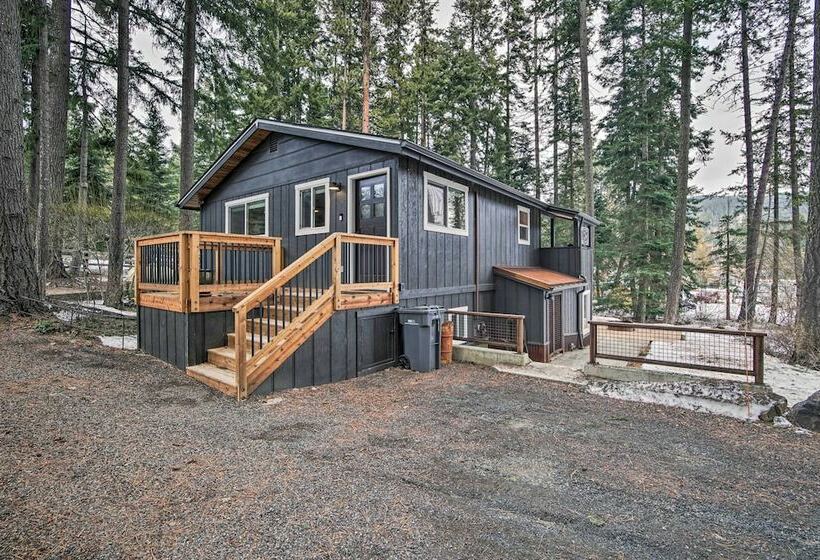 Cozy Ronald House W/ Backyard & Fire Pit!