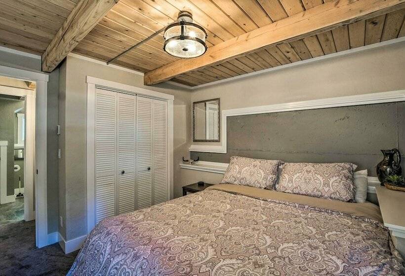 Cozy Ronald House W/ Backyard & Fire Pit!