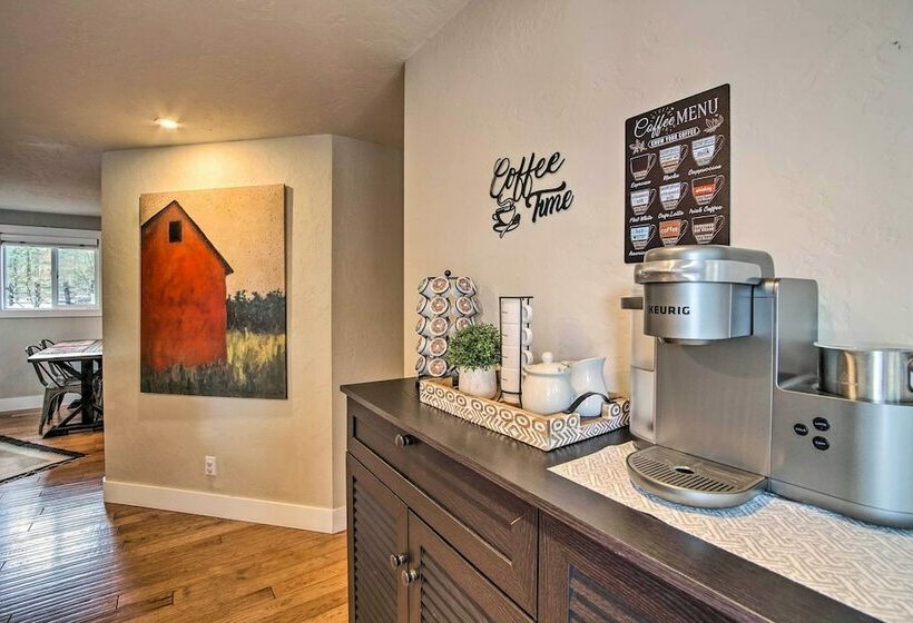 Cozy Ronald House W/ Backyard & Fire Pit!