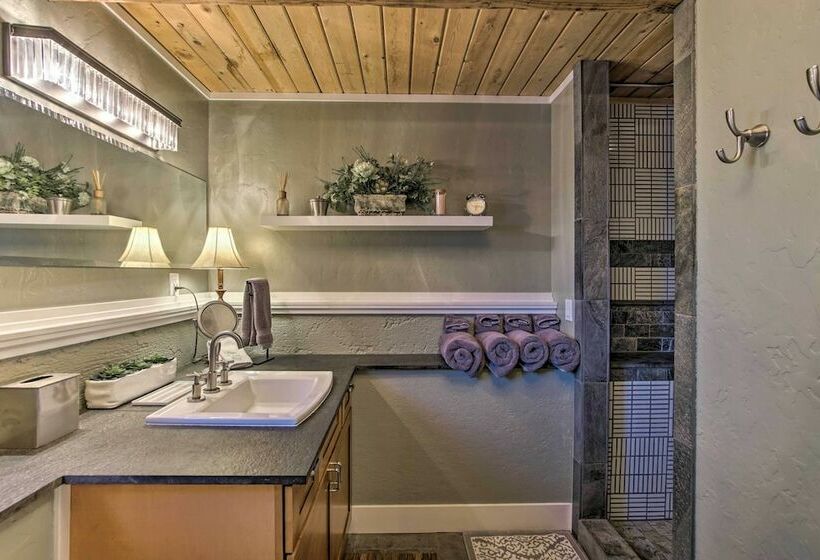 Cozy Ronald House W/ Backyard & Fire Pit!