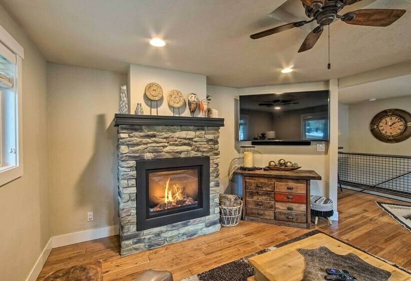 Cozy Ronald House W/ Backyard & Fire Pit!