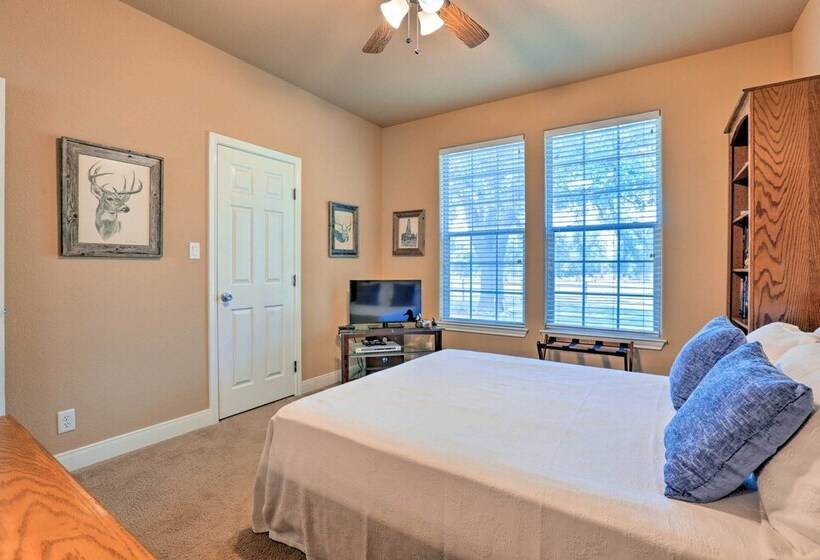Cozy Texas Retreat W/ Patio, Grill & Horseshoes!