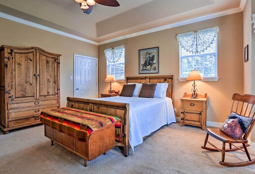 Cozy Texas Retreat W/ Patio, Grill & Horseshoes!