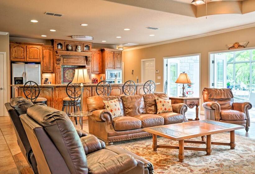 Cozy Texas Retreat W/ Patio, Grill & Horseshoes!