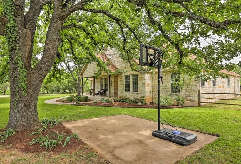 Cozy Texas Retreat W/ Patio, Grill & Horseshoes!