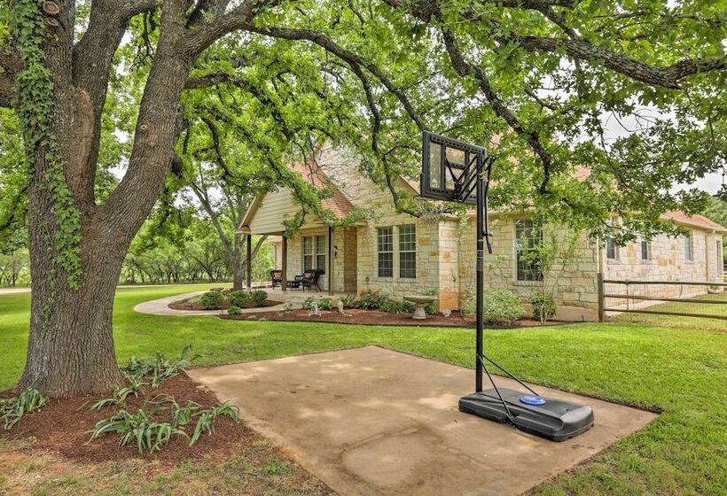 Cozy Texas Retreat W/ Patio, Grill & Horseshoes!