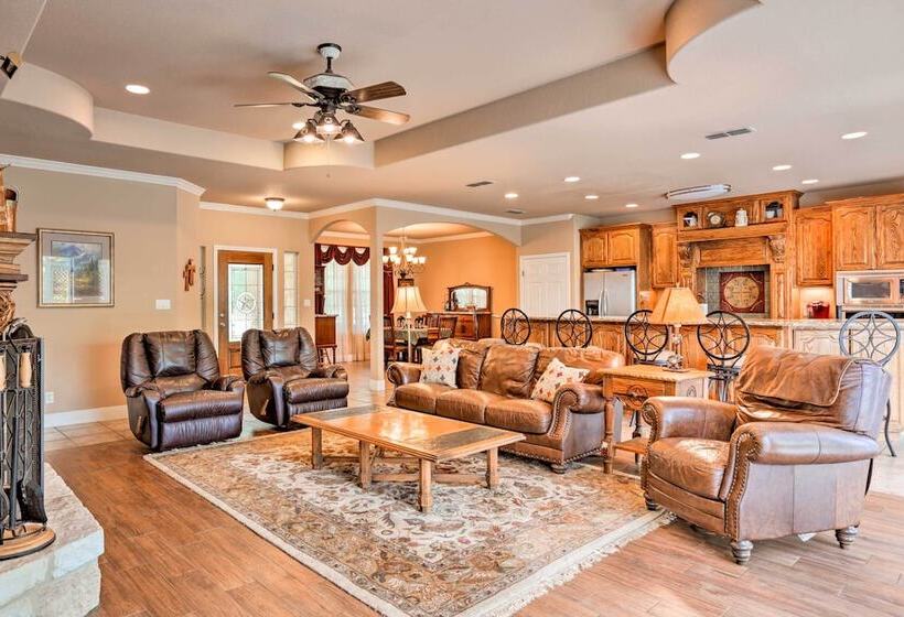 Cozy Texas Retreat W/ Patio, Grill & Horseshoes!