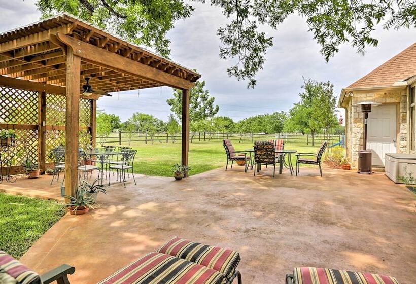 Cozy Texas Retreat W/ Patio, Grill & Horseshoes!
