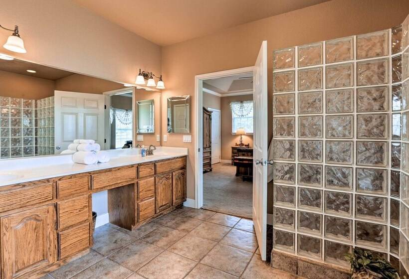 Cozy Texas Retreat W/ Patio, Grill & Horseshoes!