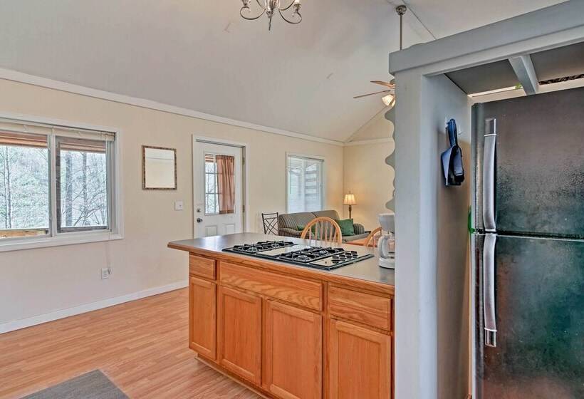 Cozy The Woodshop Cabin W/ Deck & Forest Views!