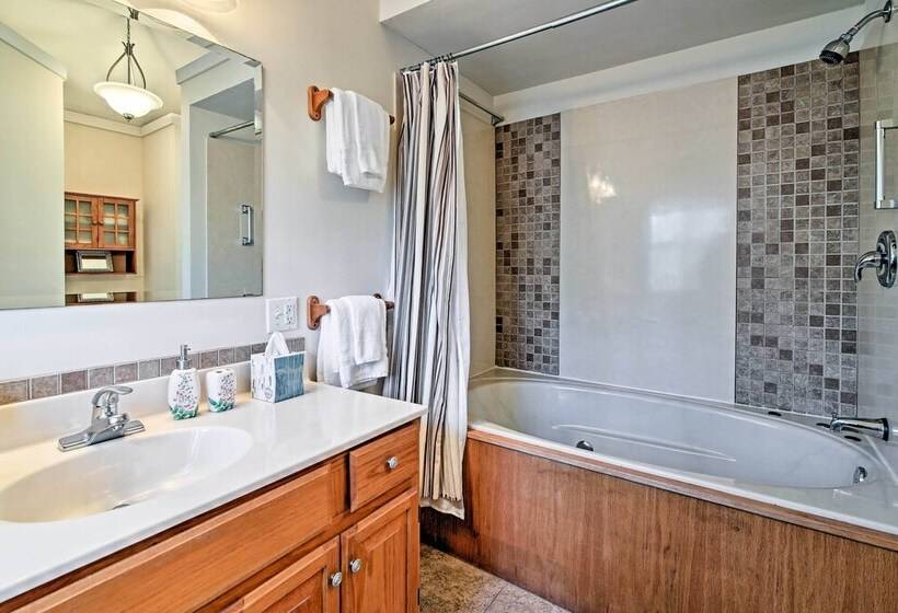 Cozy The Woodshop Cabin W/ Deck & Forest Views!