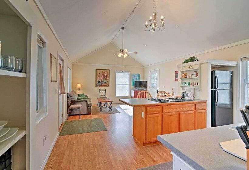 Cozy The Woodshop Cabin W/ Deck & Forest Views!