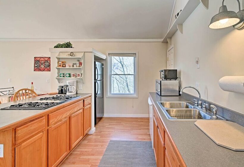 Cozy The Woodshop Cabin W/ Deck & Forest Views!