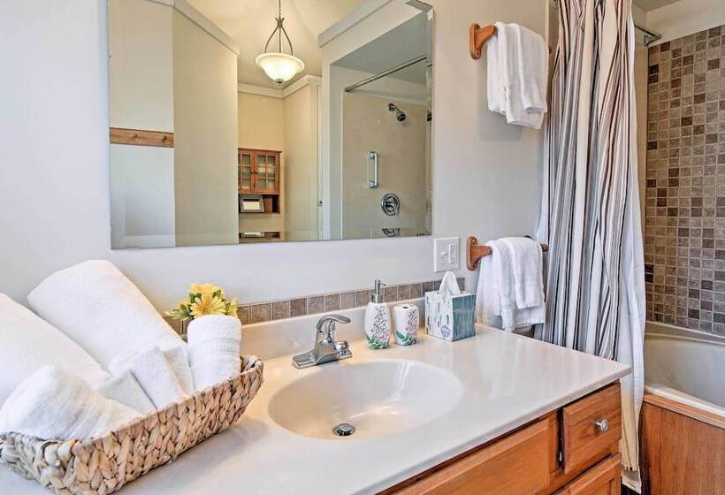 Cozy The Woodshop Cabin W/ Deck & Forest Views!