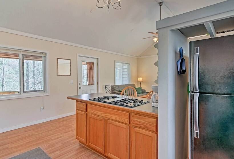 Cozy The Woodshop Cabin W/ Deck & Forest Views!