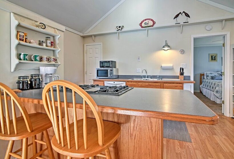 Cozy The Woodshop Cabin W/ Deck & Forest Views!