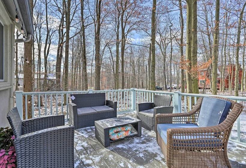 Cozy Tobyhanna Retreat W/ Hot Tub & Game Room!