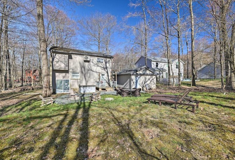 Cozy Tobyhanna Retreat W/ Hot Tub & Game Room!