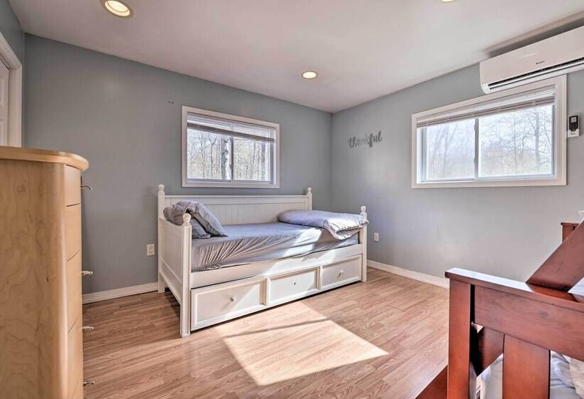 Cozy Tobyhanna Retreat W/ Hot Tub & Game Room!